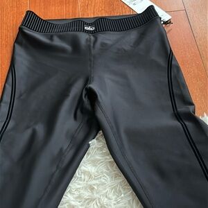 Size Medium Black Alo yoga pants NEVER WORN/ BRAND NEW